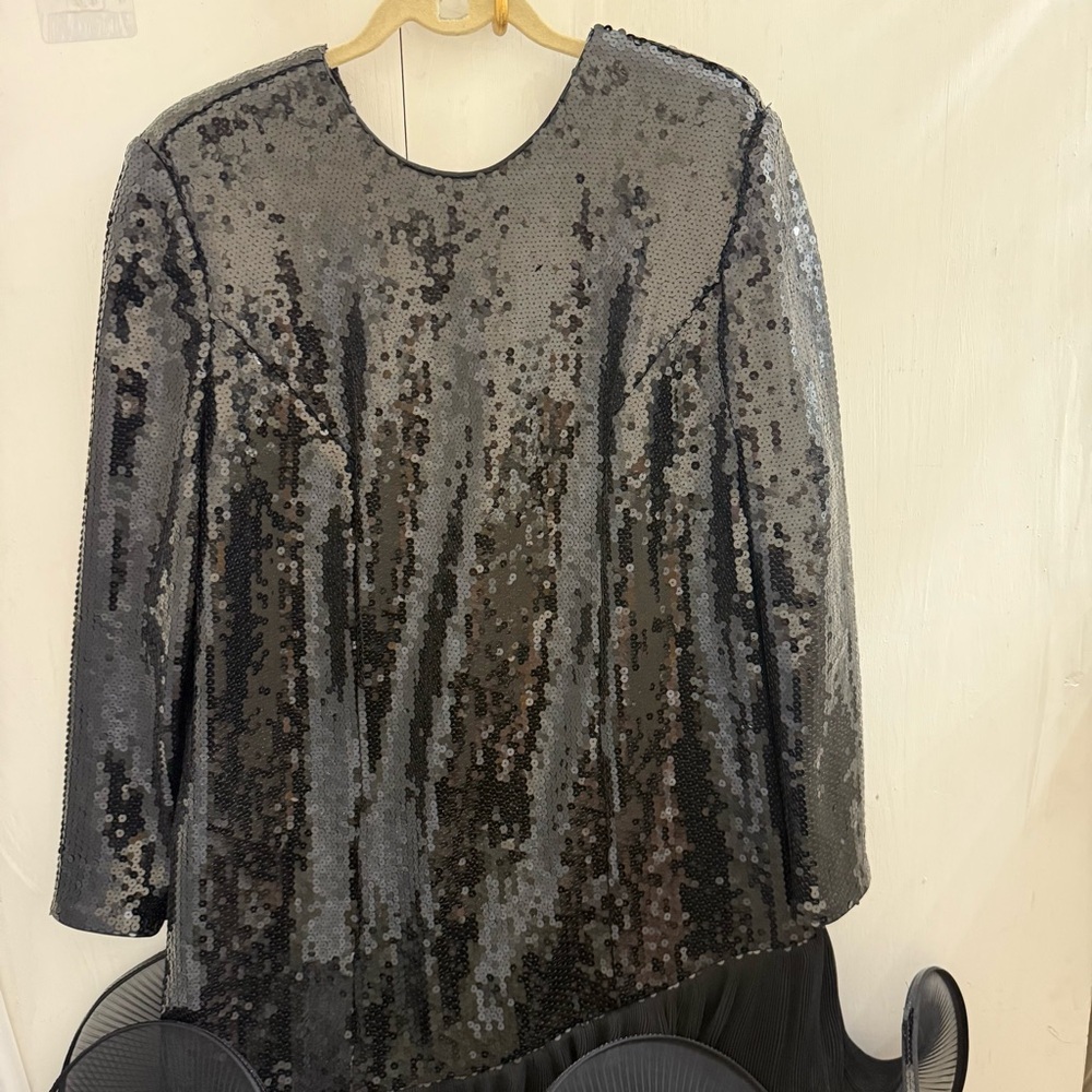 Saks Fifth Avenue Black Sequin and Mesh Twirl Pleat Formal Dress 2x/3x (see Meas - Picture 4 of 15